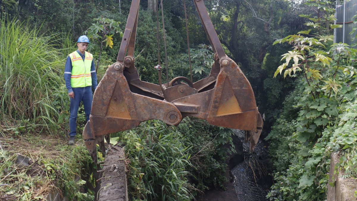Limpieza. Personal municipal retira basura, escombros y objetos voluminosos de quebradas para evitar desbordamientos durante las fuertes lluvias.