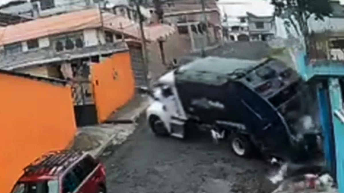 El camión recolector de basura se impactó contra la fachada de una vivienda en el barrio El Edén, al sur de Quito.