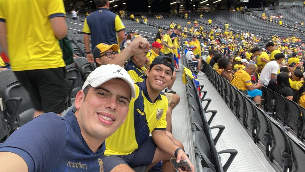 Daniel (i) luce una de las camisetas de la selección ecuatoriana que llevará al Mundial, junto a dos amigos.