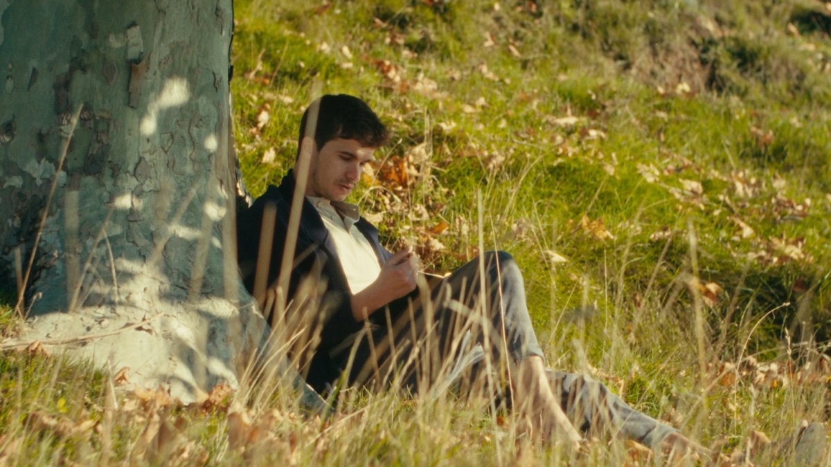 Tomás Farell como Javier