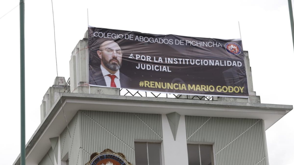 El Colegio de Abogados de Pichincha colocó en su sede, en Quito, una pancarta en la que 
