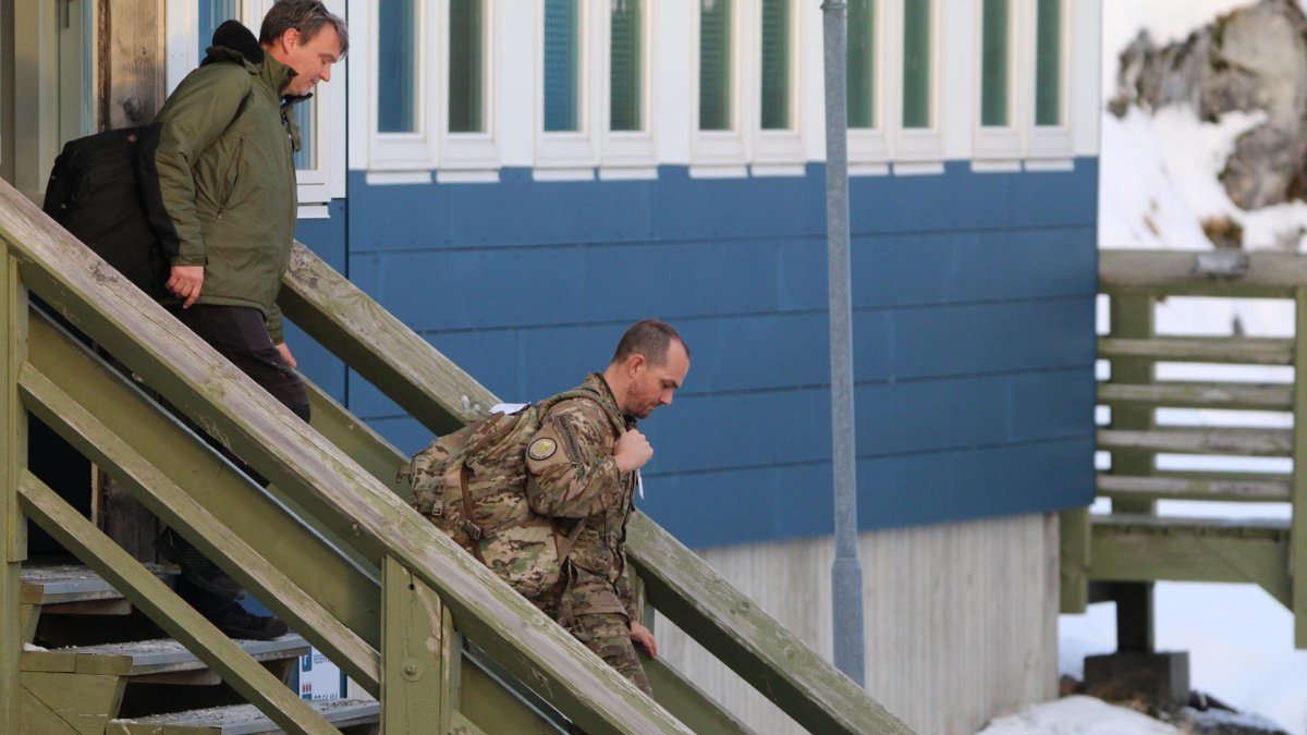 Fotografía que muestra integrantes de las Fuerzas Armadas de Dinamarca saliendo del Comando Ártico este jueves, en Nuuk (Groenlandia).