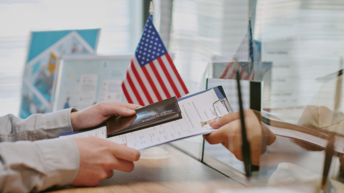 Oficiales consulares de EE.UU. revisan solicitudes de visa bajo nuevas directrices.