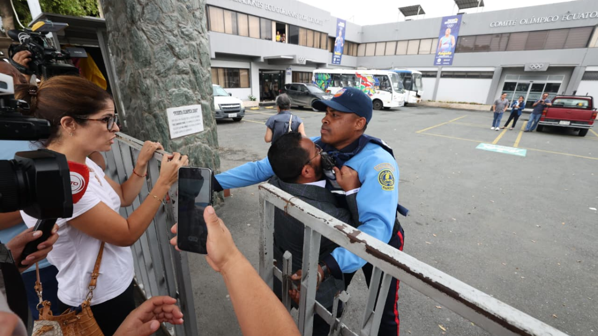 El abogado Otto Cuello, síndico de Fedeguayas, al ingresar a la sede del COE en Guayaquil.
