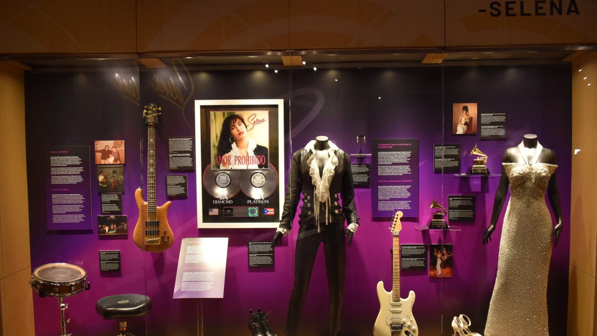 Fotografía que muestra vestidos e instrumentos pertenecientes a la difunta artista Selena Quintanilla durante la muestra titulada 'Selena From Texas to the World'.