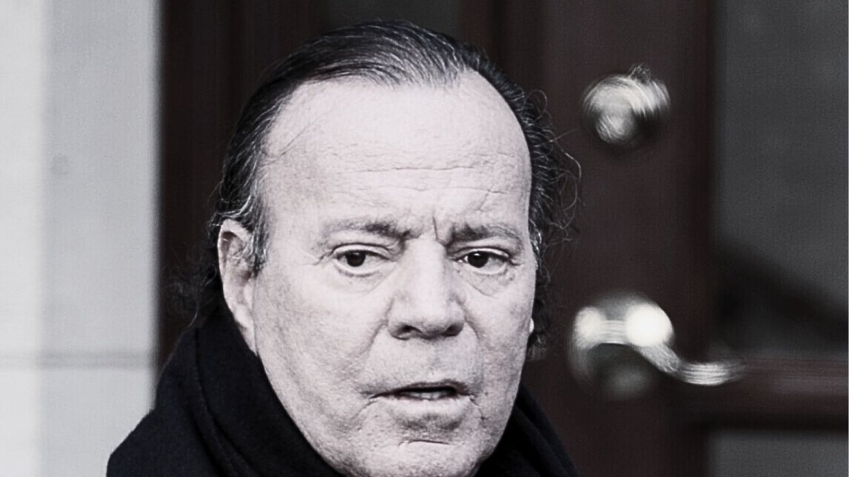 Julio Iglesias tiene 82 años.