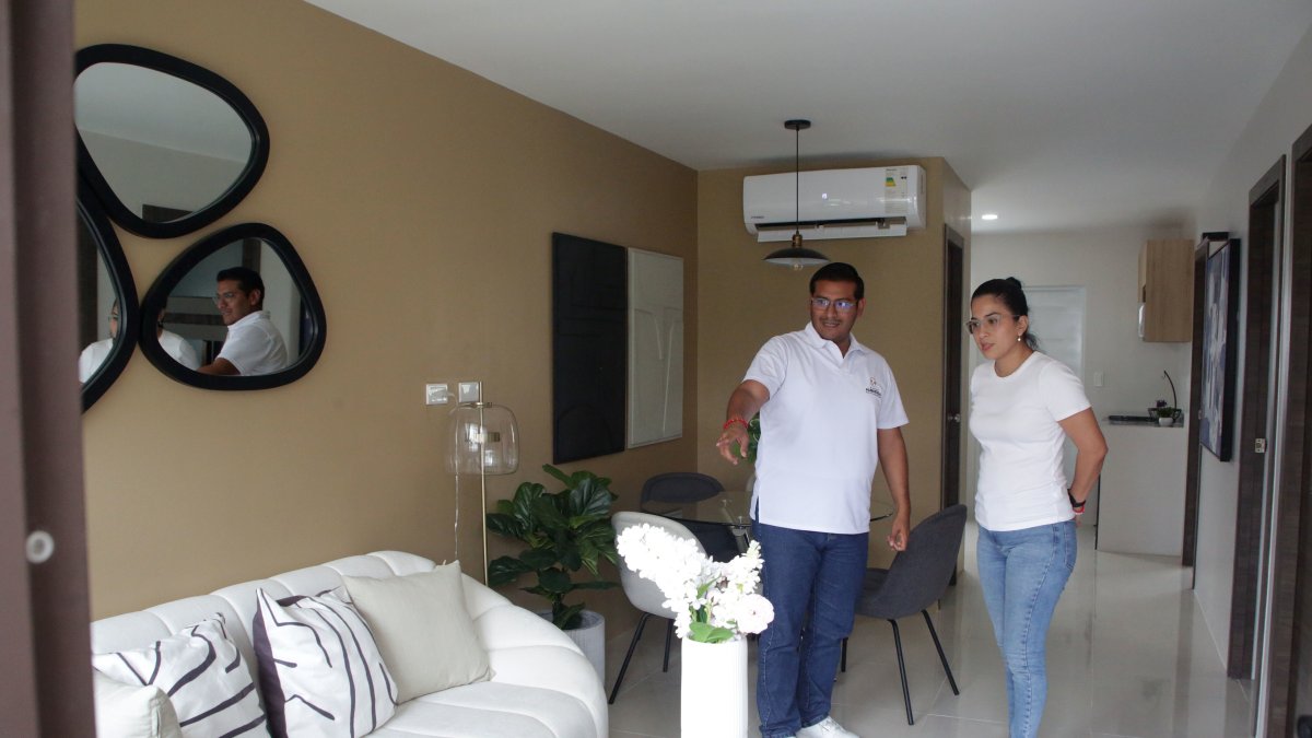 Un vendedor de casas explica las opciones de financiamiento para comprar una vivienda.