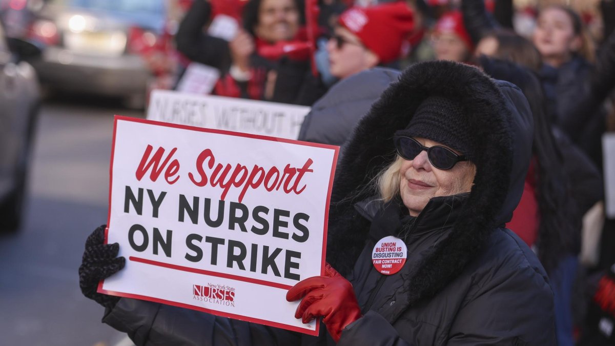 Manifestantes protestan frente al Hospital Mount Sinai en Nueva York (EE.UU.).