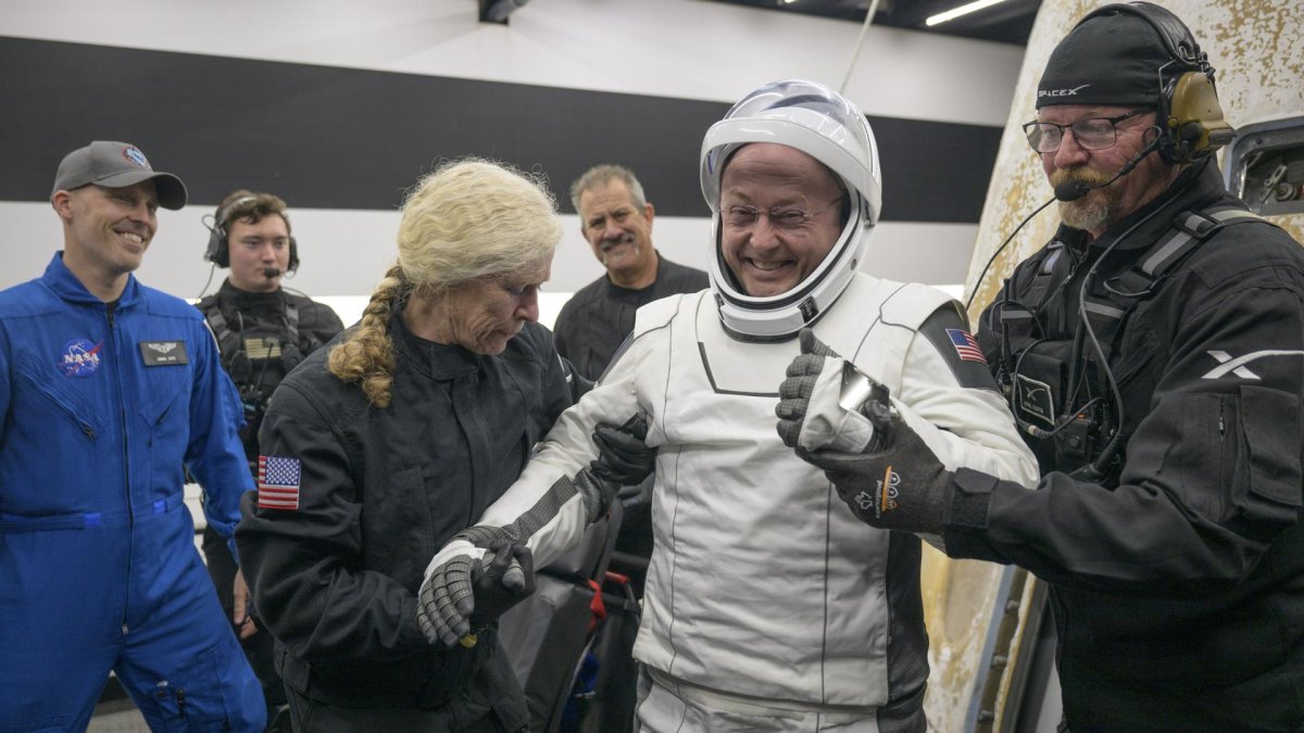El astronauta de la NASA Mike Fincke recibe ayuda para salir de la nave espacial SpaceX Dragon Endeavour a bordo de la nave de recuperación de SpaceX 15 de enero de 2026.