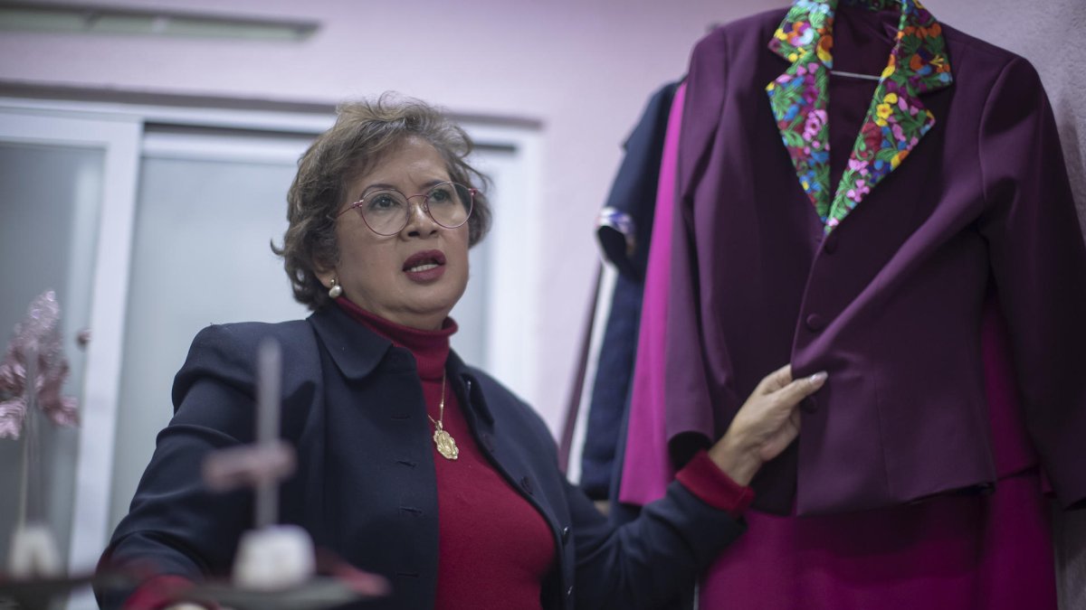 La costurera mexicana Olivia Trujillo habla durante una entrevista con EFE, este viernes en Ciudad de México (México).