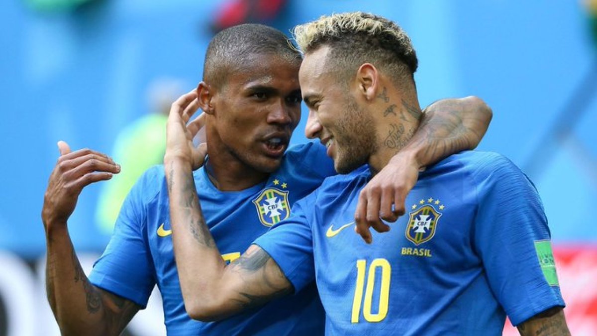 Douglas Costa junto a Neymar en la selección brasileña de fútbol.