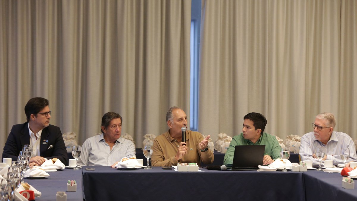 En el centro el presidente de la Cámara Nacional de Pesquería, el ingeniero Bruno Leone.