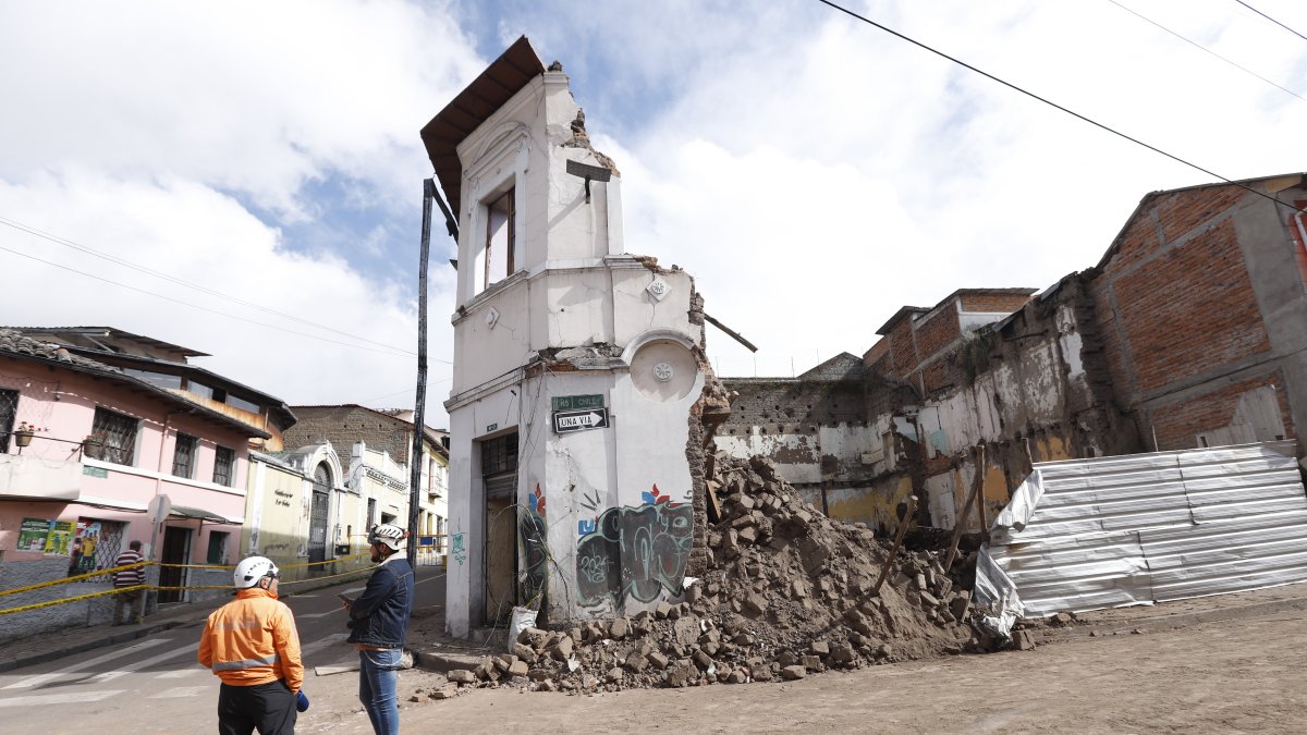 El Centro de Operaciones de Emergencia Metropolitano se activó tras el derrumbe de la casa patrimonial en La Tola.