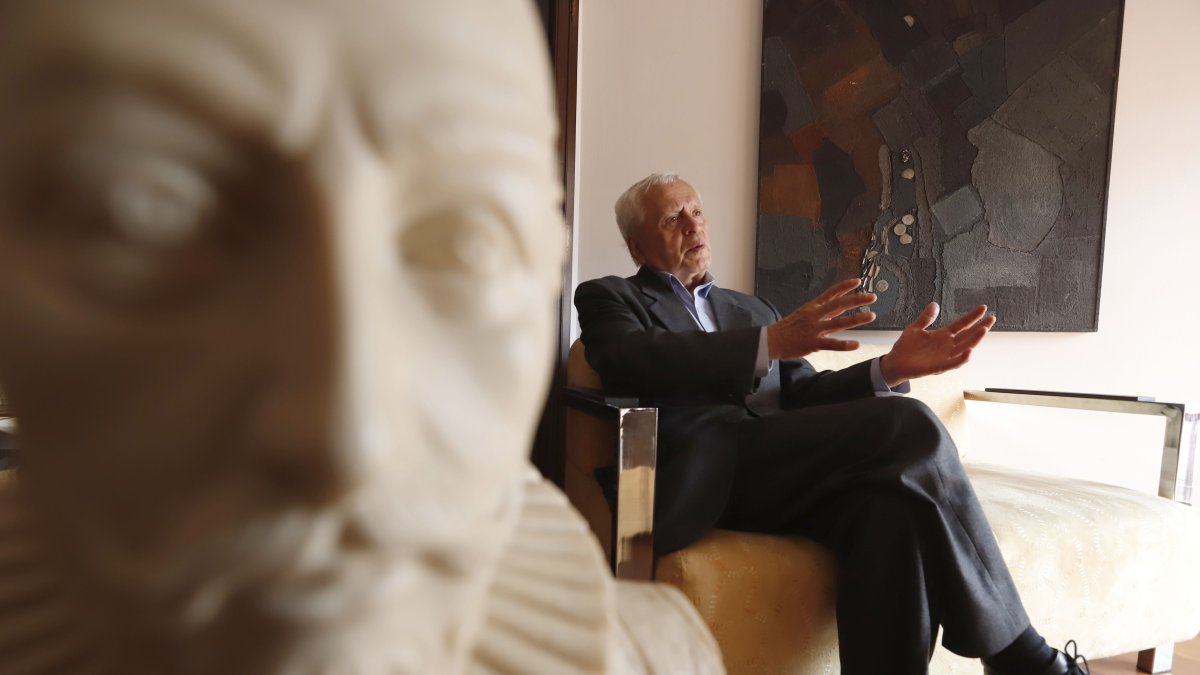 Proaño Arandi ejerció como diplomático de carrera en Colombia, Cuba, Albania, Nicaragua, Costa Rica, El Salvador y Argentina.