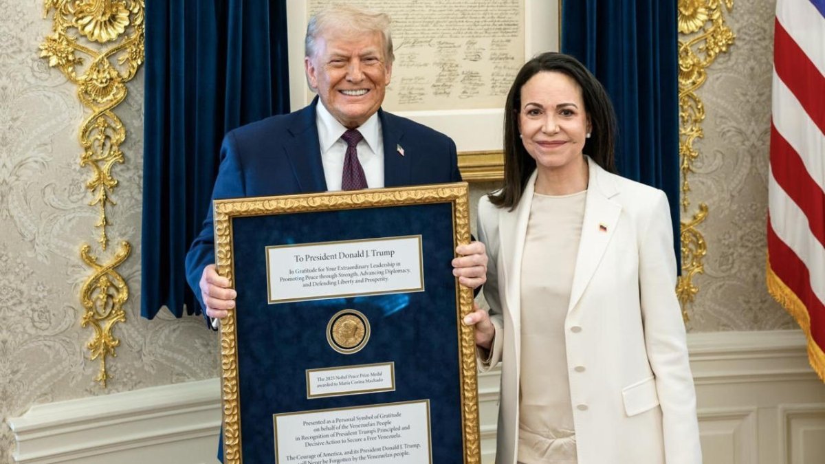Foto muestra al presidente de Estados Unidos, Donald Trump, posando junto a la líder opositora venezolana María Corina Machado este jueves, en Washington (EE.UU).