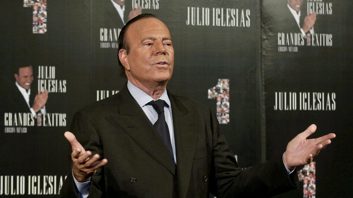 Julio Iglesias en un evento promocional de “Grandes Éxitos”, en una imagen de archivo previa a las recientes acusaciones.