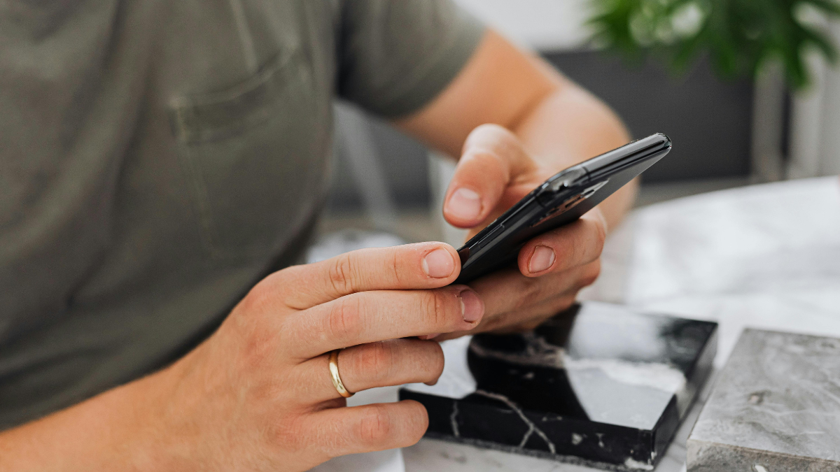 Referencial. Un usuario revisa su celular mientras la red social X sufre una caída que afecta a miles de cuentas.