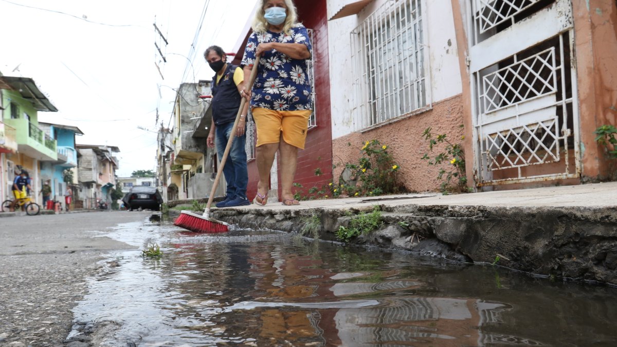 Referencial. Acumulación de agua en calles de la ciudad tras lluvias.