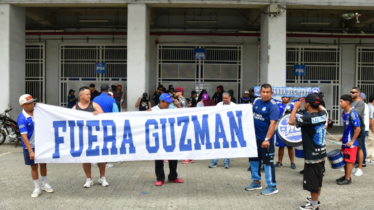 Hinchas de Emelec protestaron en los exteriores del estadio George Capwell para exigir la renuncia de Jorge Guzmán.