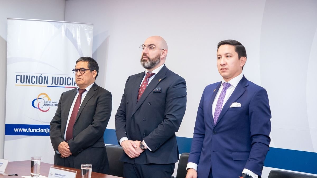 Henry Gaibor (d) es indagado en una investigación previa por las presuntas presiones a jueces, cuando laboraba como director provincial de la Judicatura de Pichincha.