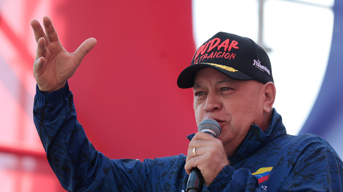 Diosdado Cabello durante un acto político en Venezuela, en medio de las gestiones para el retorno de Nicolás Maduro al poder.