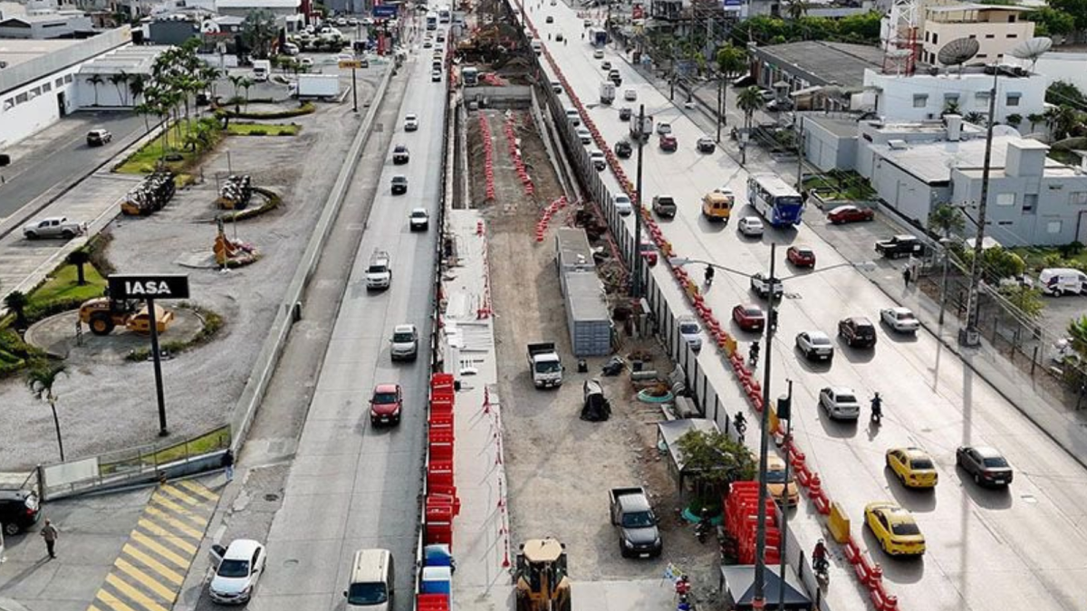 Trabajos de construcción del paso elevado en la av. Tanca Marengo, que provocan cierres viales y desvíos en el tránsito.