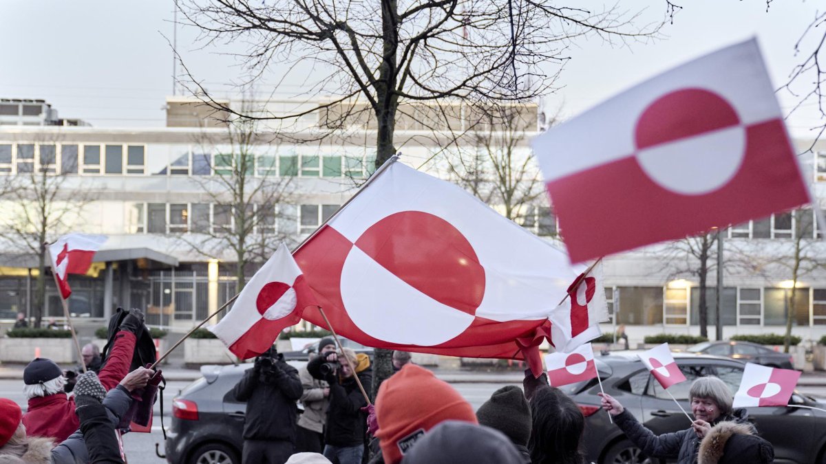 Manifestantes protestan el 14 de enero de 2026, frente a la Embajada de Estados Unidos en Copenhague contra las ambiciones del presidente de EE.UU..