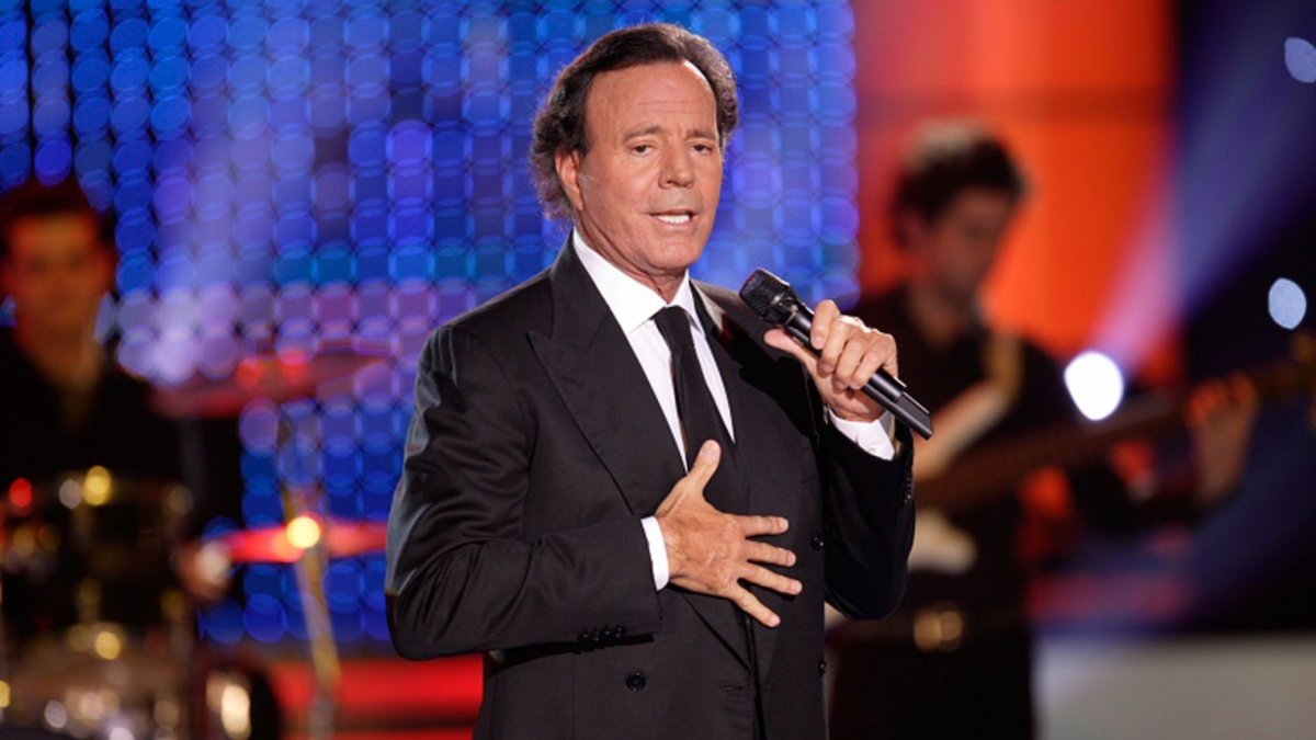 Julio Iglesias tiene 82 años.