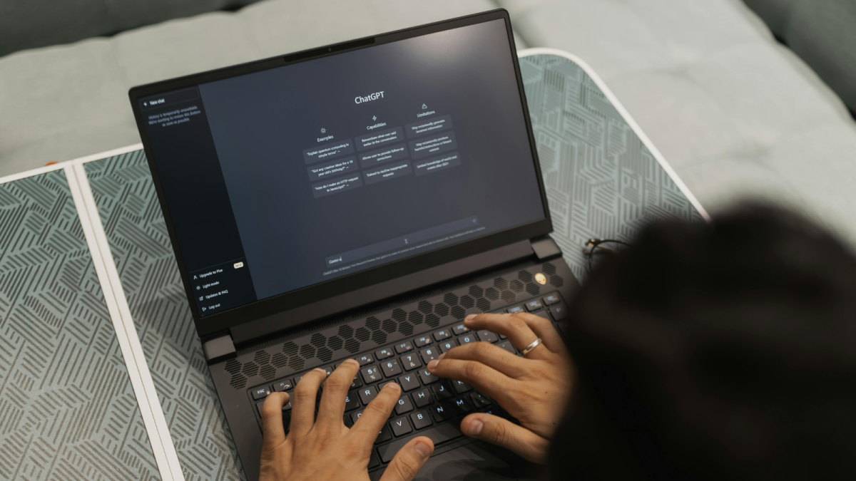 Un usuario interactúa con la plataforma ChatGPT, que comenzará a probar anuncios publicitarios en Estados Unidos por primera vez.