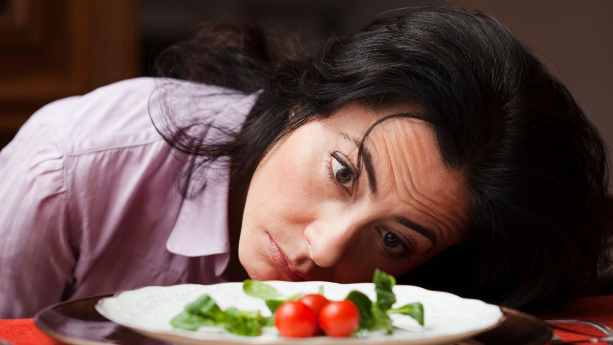 Una adecuada hidratación, grasas saludables y proteínas de calidad pueden mejorar el estado de ánimo y prevenir trastornos emocionales.