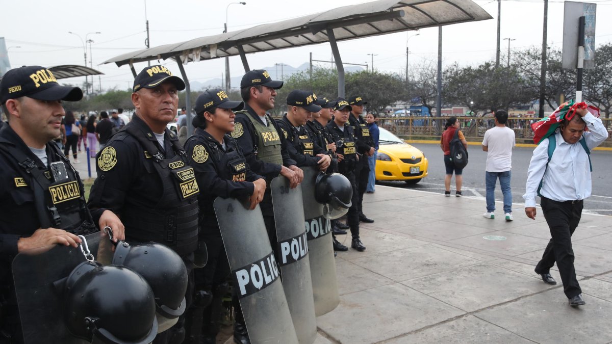 Integrantes de la Policía de Perú custodian una calle en Lima (Perú).