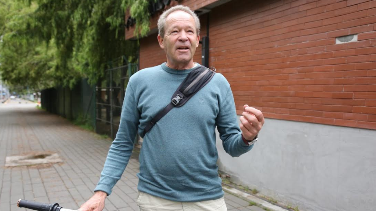 Claude Roulet, ciudadano suizo que vive alrededor de 40 años en Quito, Ecuador, documenta denuncias de tránsito, entre otras.