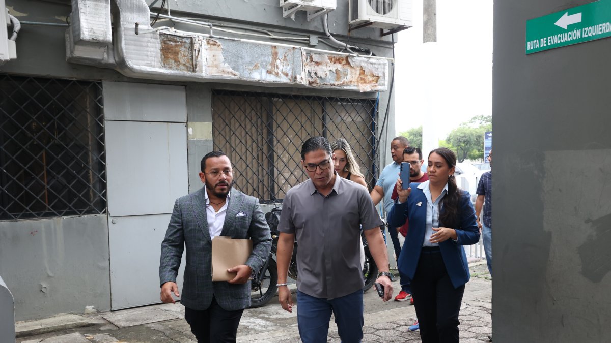 Otto Coello, síndico de Fedeguayas (i), tras notificar el jueves pasado a la sede del COE, acompañado de Erwin Mantuano (d), administrador del órgano olímpico.