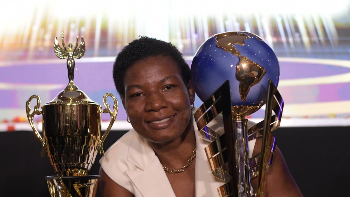 La campeona mundial de lucha Génesis Reasco con el máximo trofeo de la Gala de la APDP