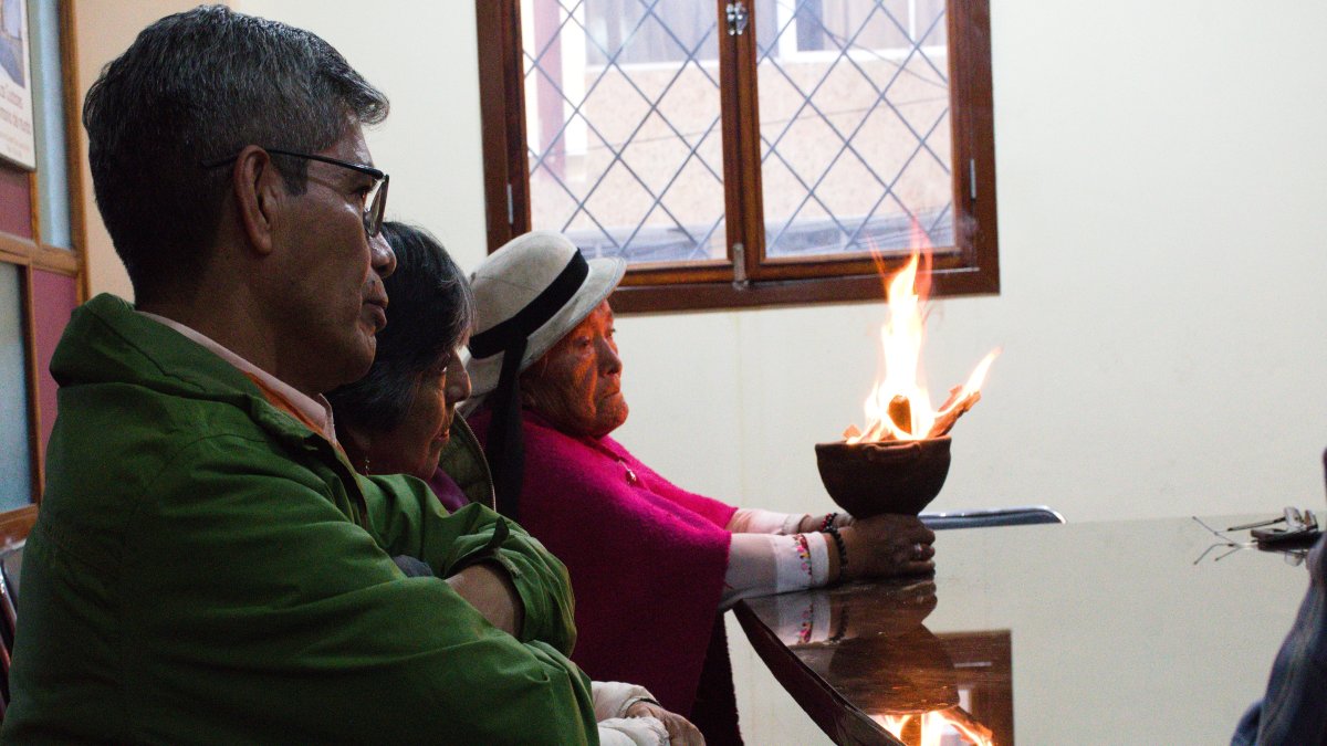 Ceremonia. Con el fuego sagrado la Yachak consulta a los ancestros.