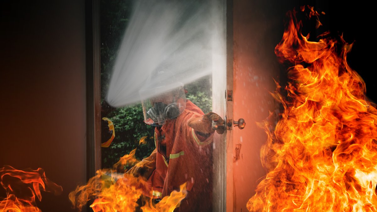 Referencial. Bomberos combatieron incendio estructural en las bodegas de un centro comercial en Quito.