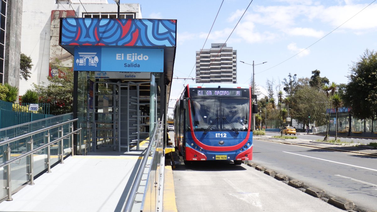 Las paradas del Trolebús y la Ecovía se modernizan para integrar el nuevo Sistema Integrado de Recaudo en Quito.