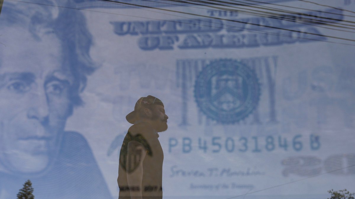 Migrantes. En la mayoría de los países en desarrollo, numerosas familias tienen a alguna persona migrante que les envía remesas, un ingreso económico que les permite cubrir sus necesidades.