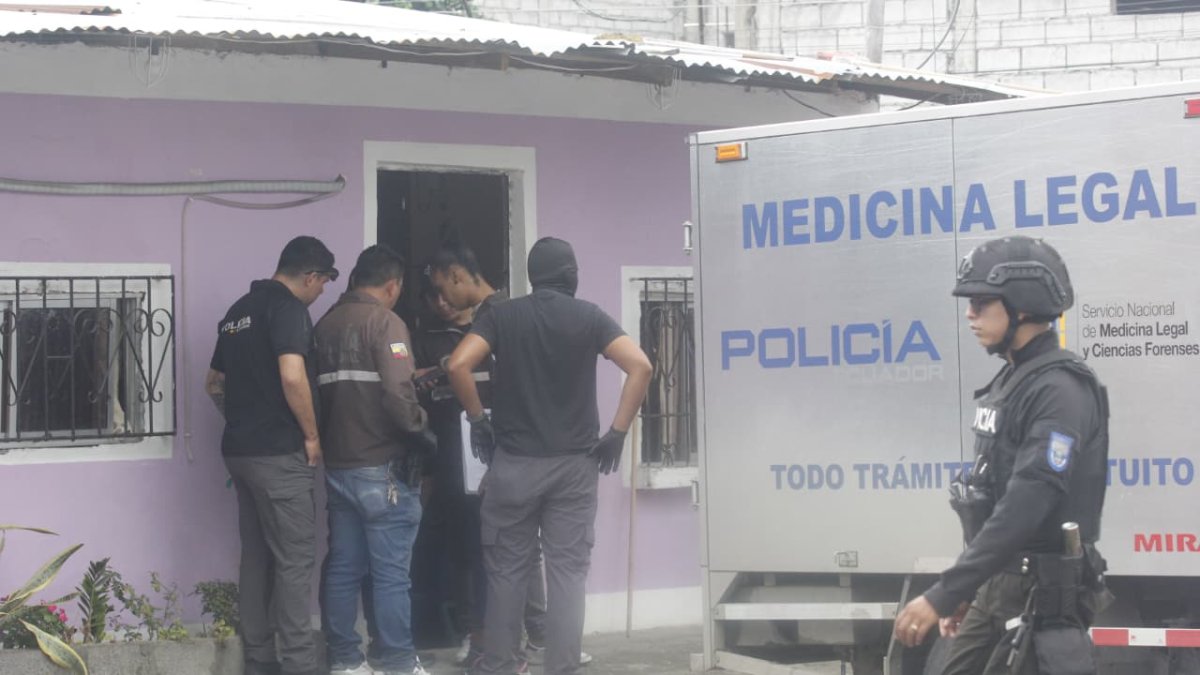 Agentes policiales acordonaron la escena del cuádruple asesinato en el Guasmo.