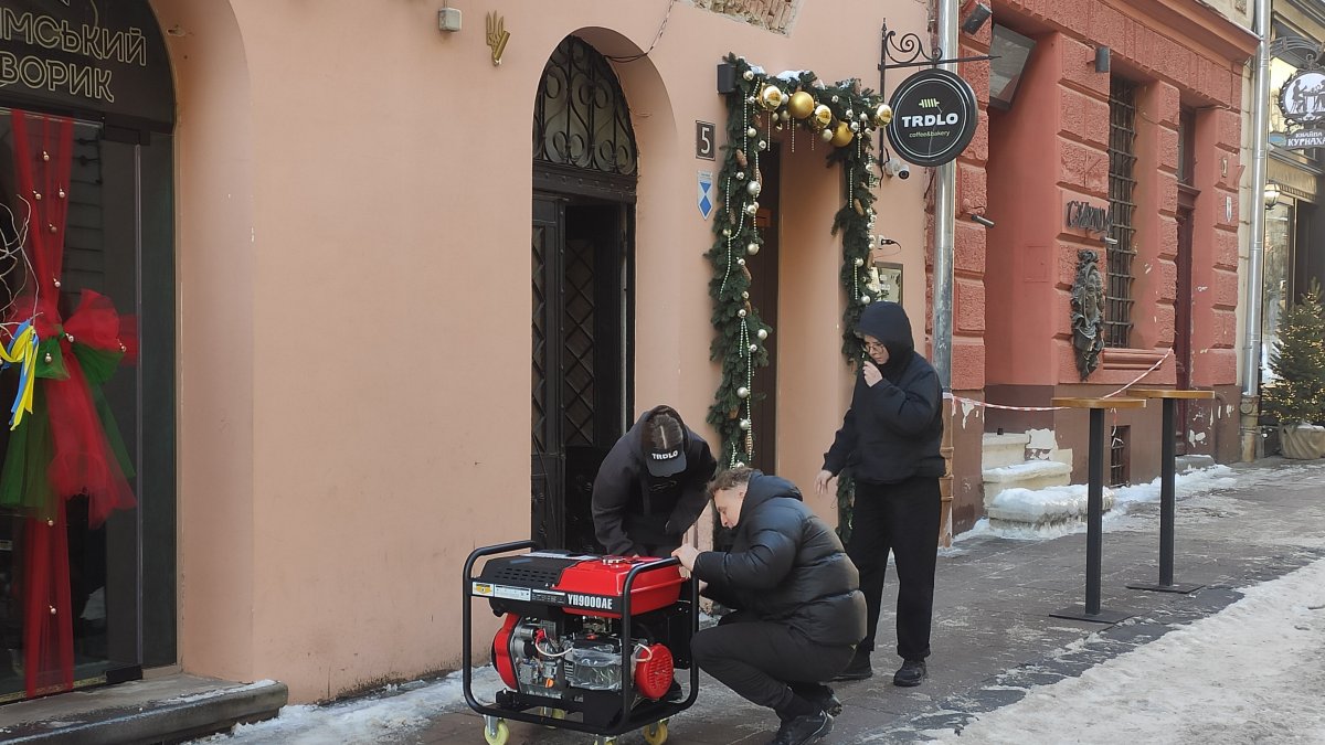 Los generadores, utilizados por los negocios locales para seguir operando en Ucrania, requieren mantenimiento y reparaciones regulares.