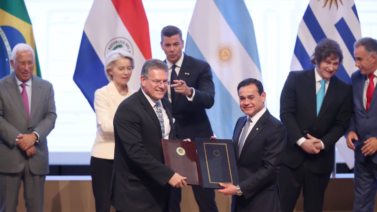 El Comisario de Comercio de la Comisión Europea, Maroš Šefčovič (i) y el ministro de Relaciones Exteriores de Paraguay, Rubén Ramírez (d), en la firma del acuerdo comercial entre la UE y Mercosur