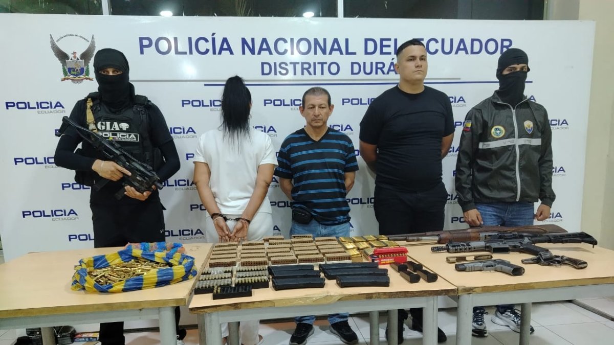 Un operativo policial ejecutado en el sector de Plaza Lagos terminó con la aprehensión de tres personas y la incautación de un arsenal de armas y municiones.