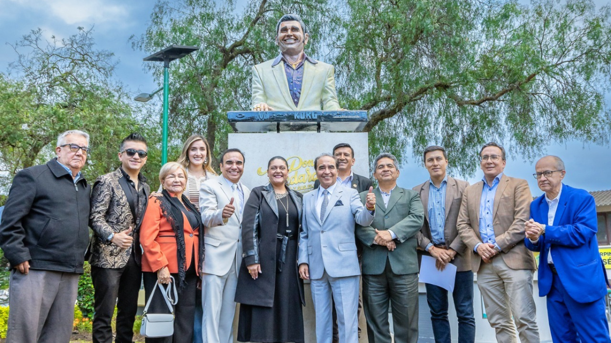 La plazoleta Don Medardo y sus Players fue inaugurada como homenaje al músico lojano Ángel Medardo Luzuriaga.