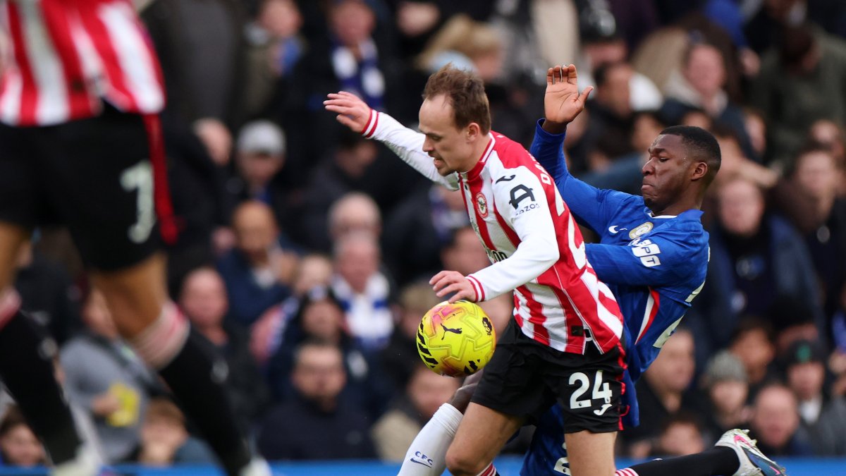 El volante ecuatoriano se impone en la disputa del balón frente a Mikkel Damsgaard, mediocampista del Brentford.