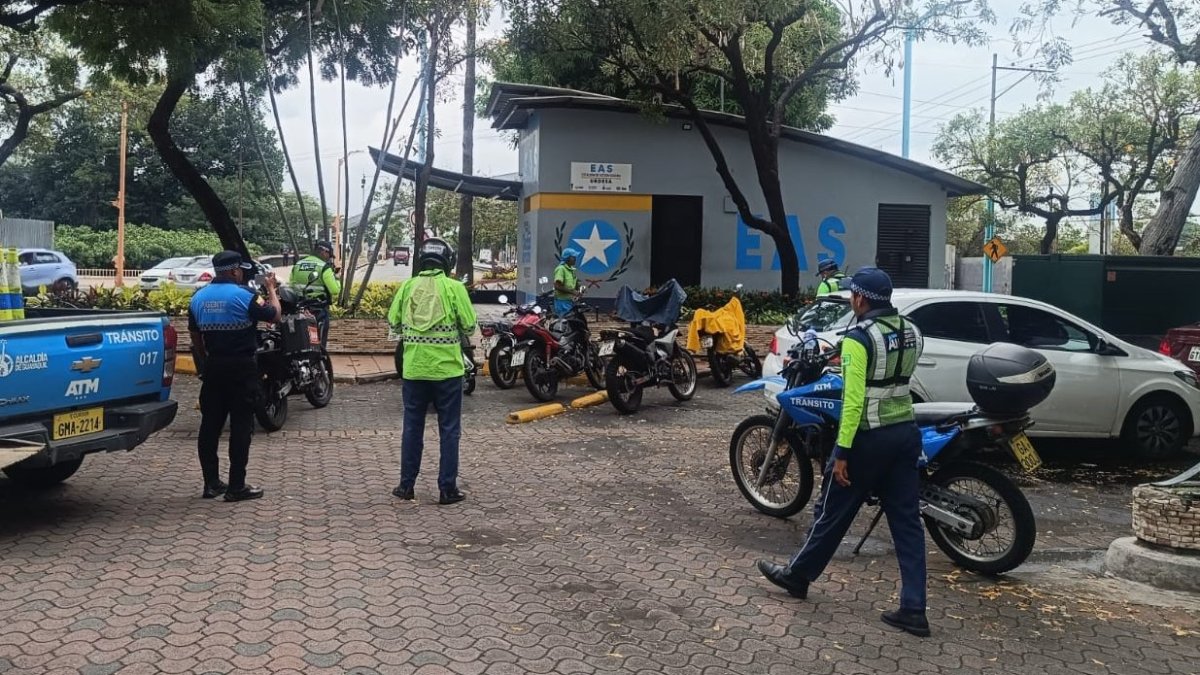 Operativo de la ATM y Segura EP deja multa de $241 a vehículo sin placas en Guayaquil.