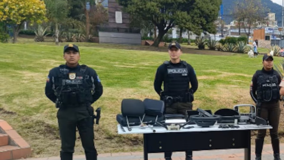 Autopartes, herramientas y una sizalla fueron incautadas durante el operativo policial en el norte de Quito.