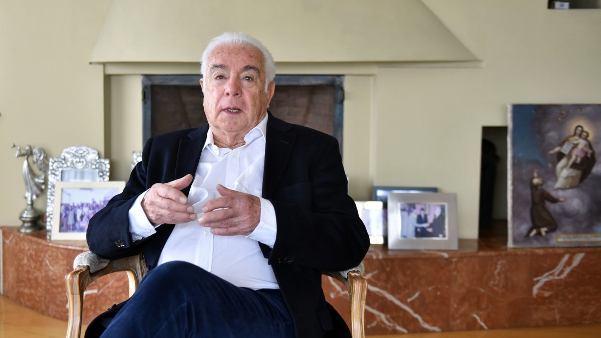 Es abogado con más de 50 años de experiencia en el sector energético. Fue dos veces Ministerio de Energía.