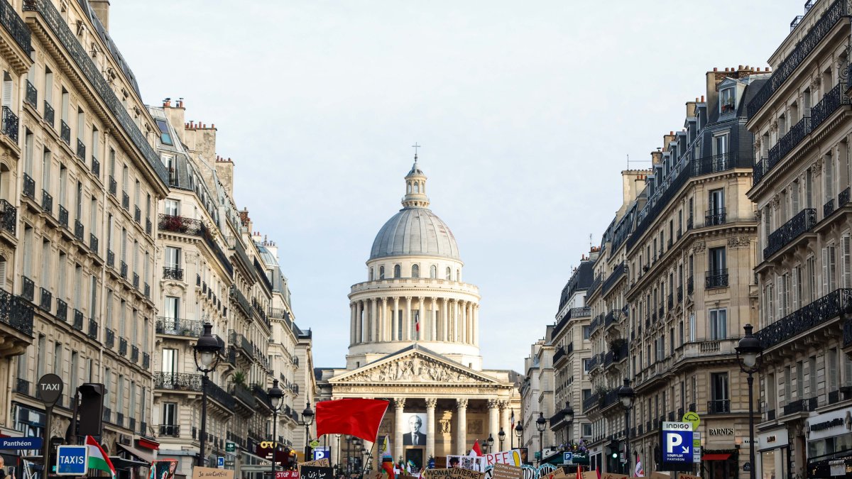 Manifestantes participan en una manifestación en apoyo al movimiento de protesta en Irán en la Plaza del Panteón de París.