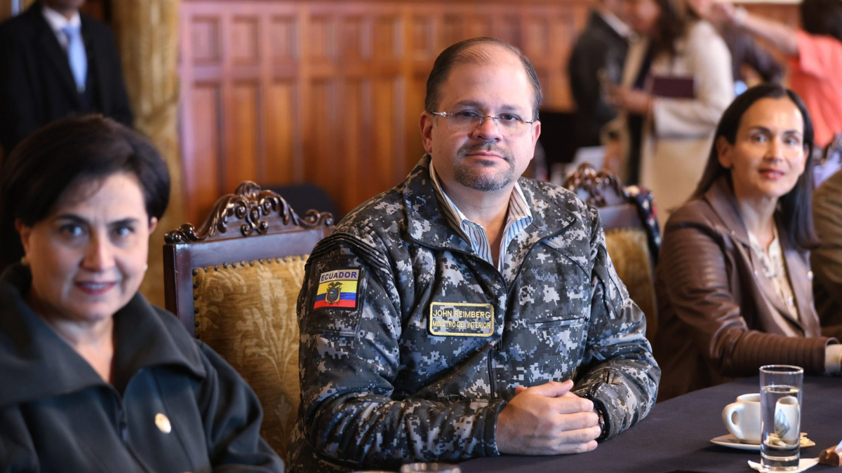 El ministro el Interior, John Reimberg, durante la reunión del Gabinete  con el presidente Daniel Noboa.