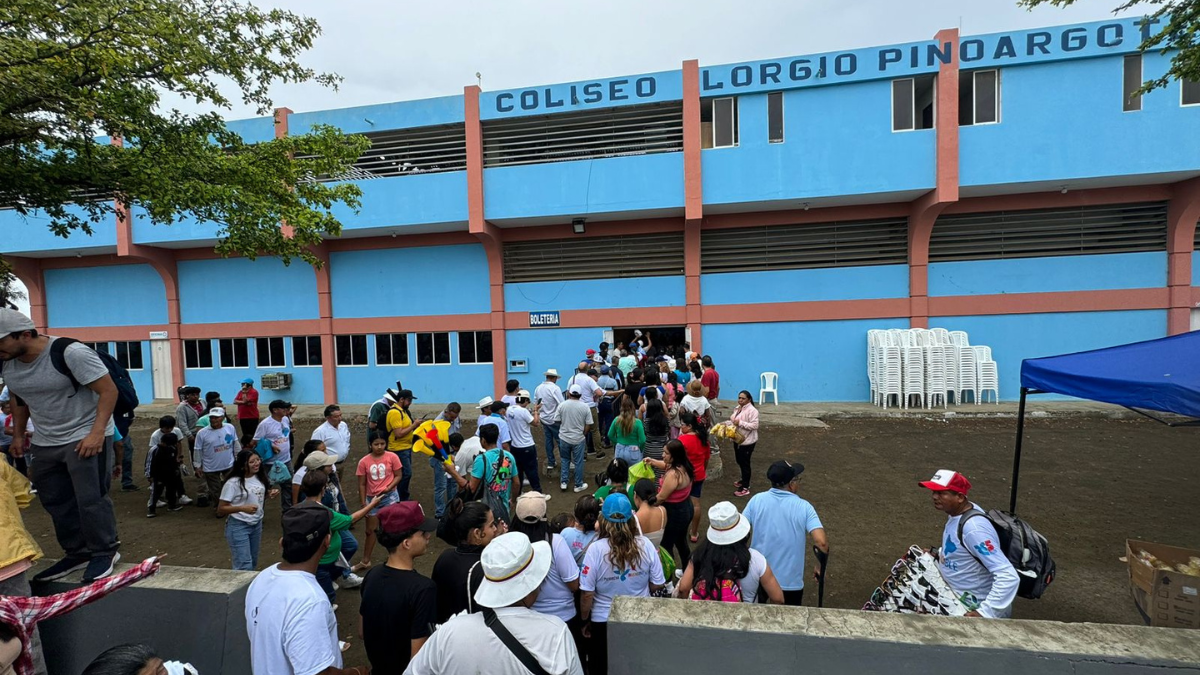 Simpatizantes de la Revolución Ciudadana se congregan en el Coliseo Lorgio Pinargote de Manta durante la convención nacional del movimiento político.